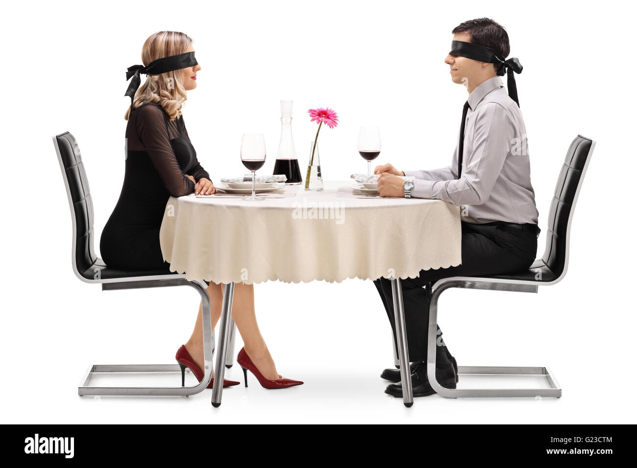 Junger Mann und Frau bei einem Blind Date sitzen an einem Tisch im Restaurant isoliert auf weißem Hintergrund Stockfoto