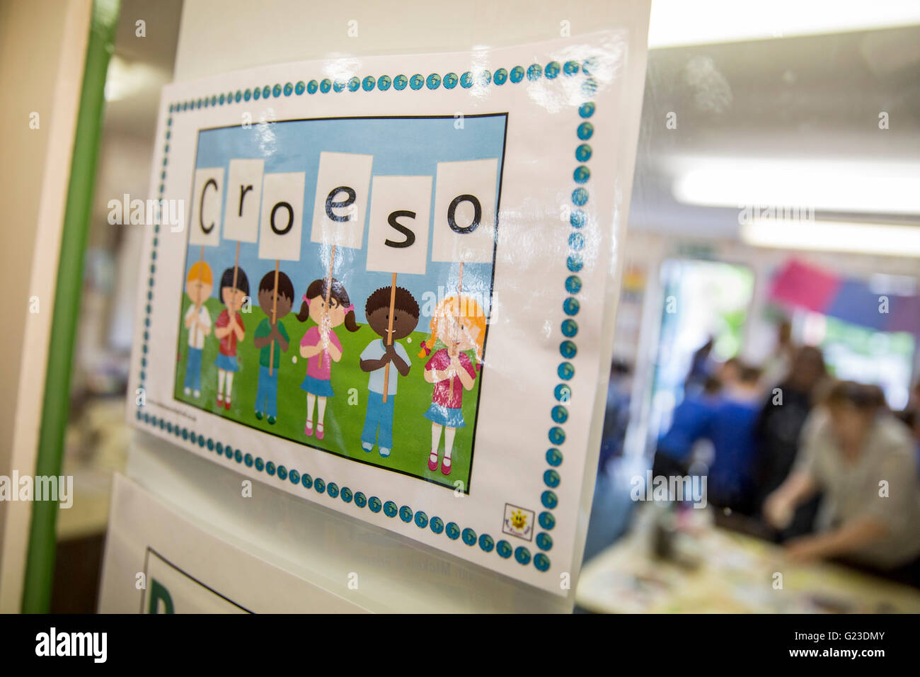 Ein Willkommen Zeichen auf Walisisch an der Tür einer walisischen Grundschule. Stockfoto