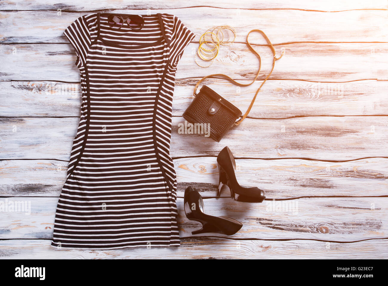 Gestreiftes Kleid mit kurzen Ärmeln. Stockfoto