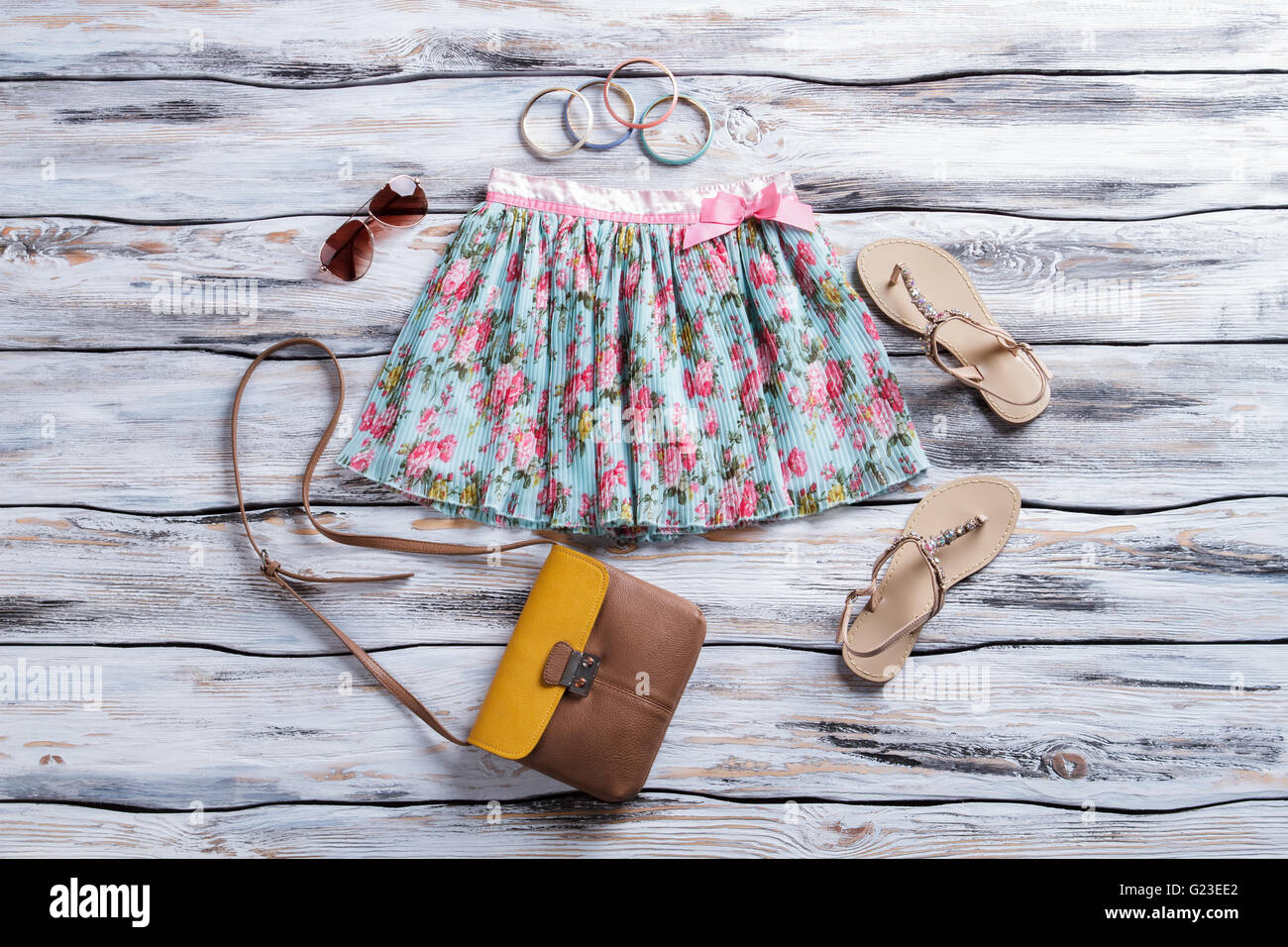 Floralen Rock und Aviator Sonnenbrille. Stockfoto