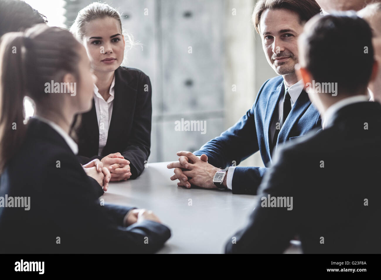 Gruppe von Geschäftsleuten, die gemeinsam auf Treffen im Büro Stockfoto