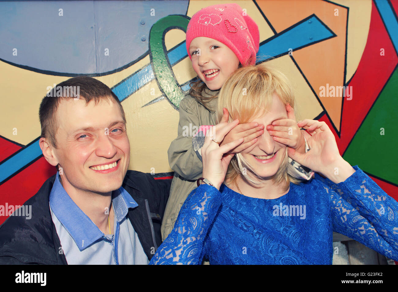 Mutter Vater Tochter spielen verstecken und suchen Stockfoto