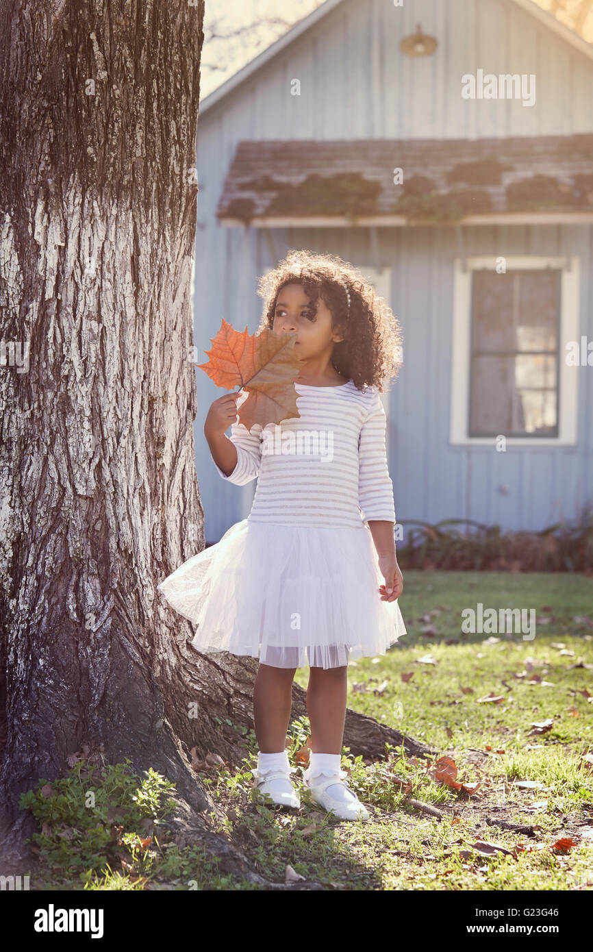 Kind Kleinkind Mädchen mit Herbst Blatt spielen Outdoorpark Latein Ethnizität Stockfoto