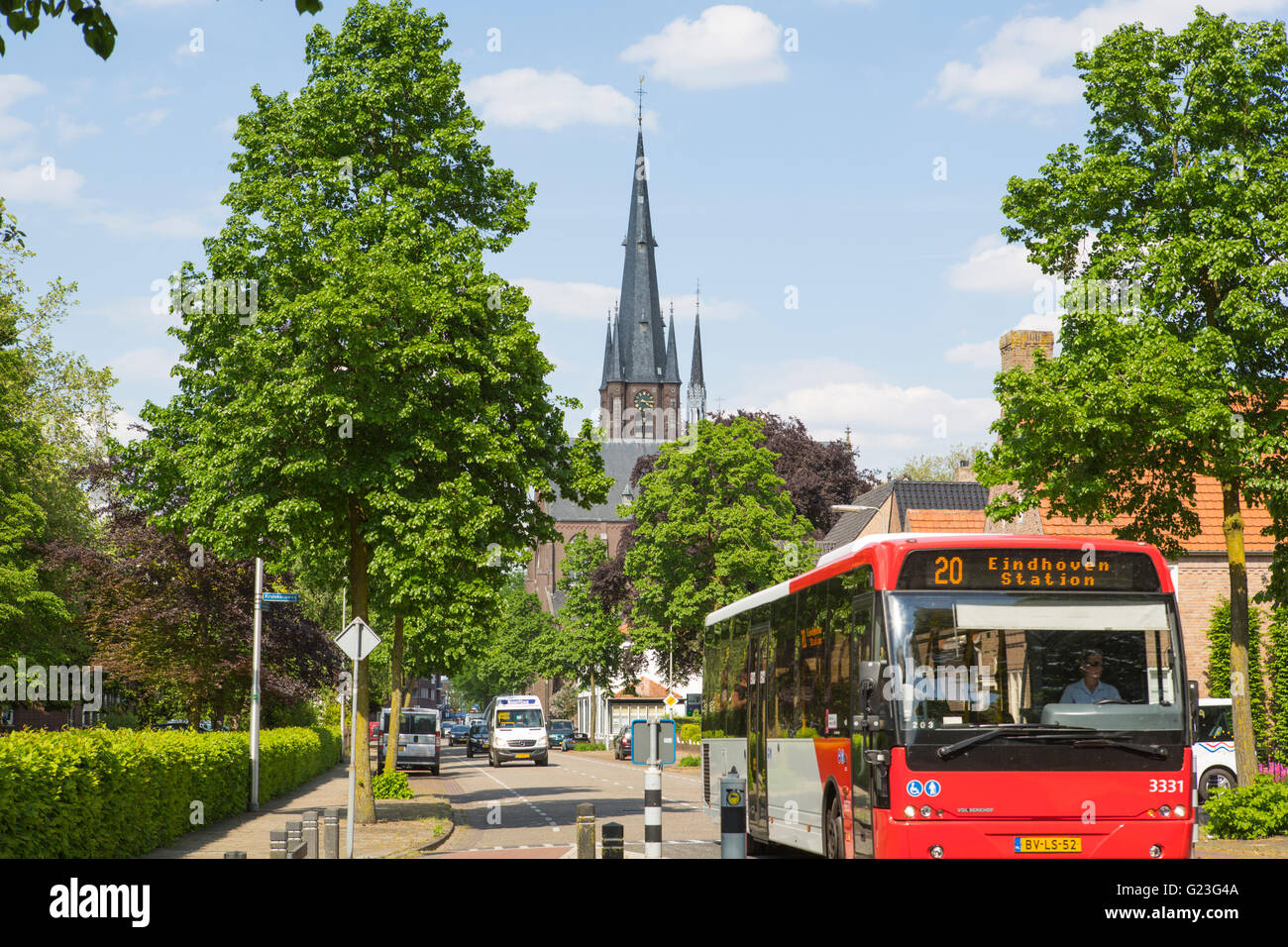 Der öffentliche Verkehr in den Niederlanden mit dem Bus vorbei an Stockfoto