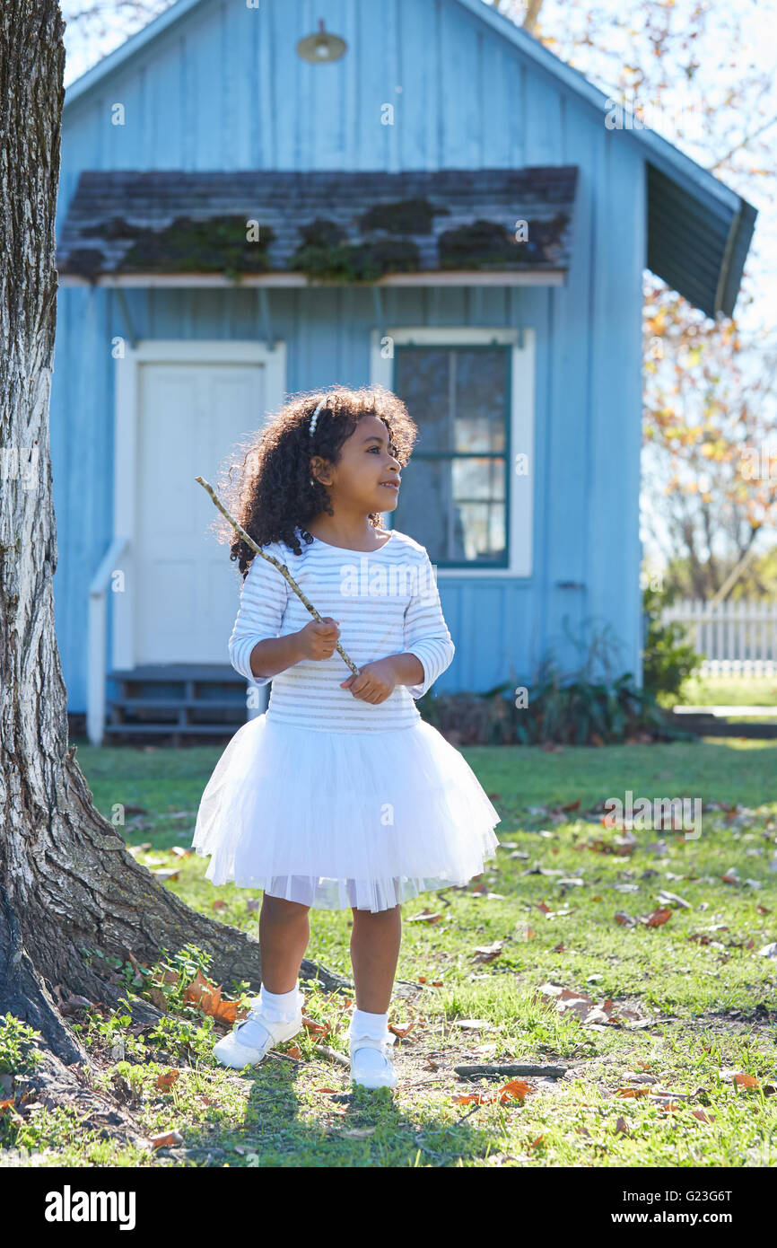 Kind Kleinkind Mädchen mit Zweig Stick spielen Outdoorpark Latein Ethnizität Stockfoto