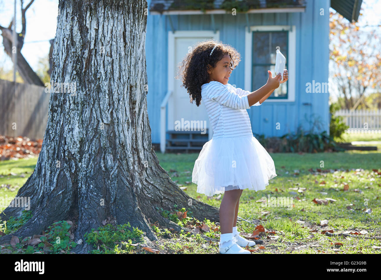 Kind Kleinkind Mädchen mit TabletPC spielen Outdoorpark Latein Ethnizität Stockfoto
