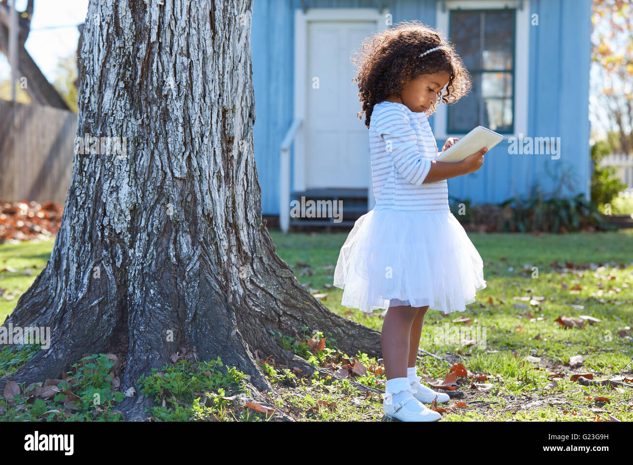 Kind Kleinkind Mädchen mit TabletPC spielen Outdoorpark Latein Ethnizität Stockfoto
