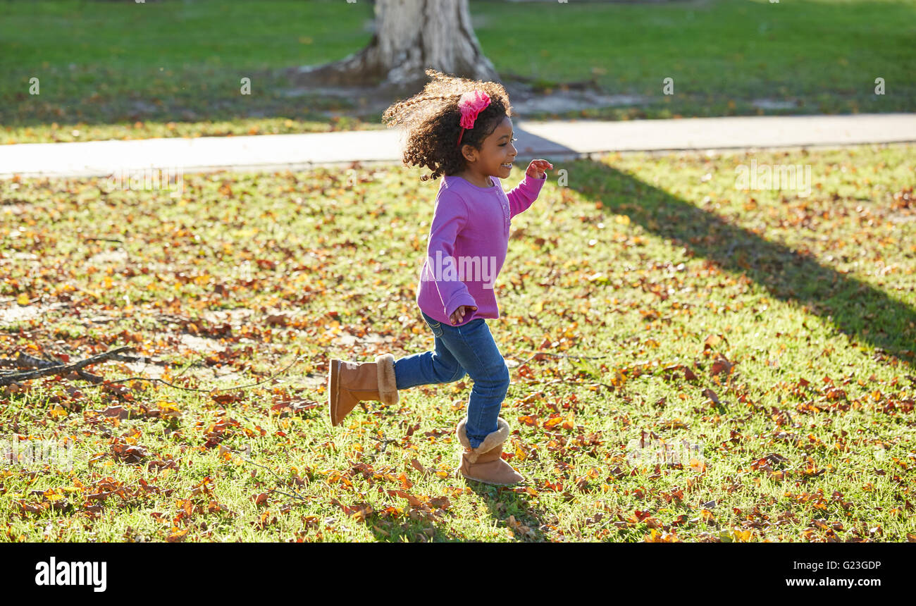 Kind Mädchen Kleinkind spielen im Park im freien lateinischen Ethnizität laufen Stockfoto