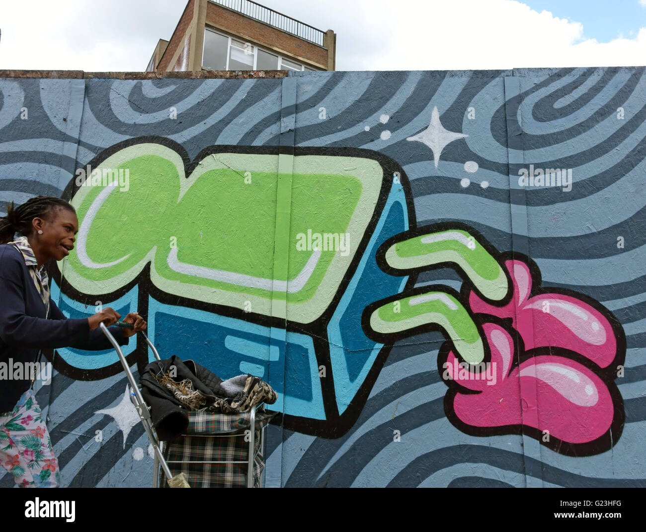 Graffiti in Hoxton, London von Streetart-Künstler Artista Stockfoto