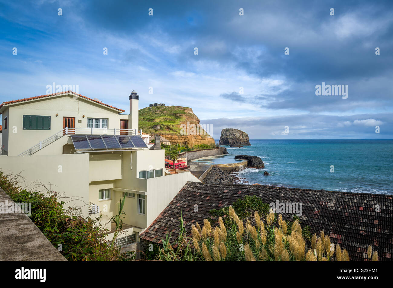 Haus mit Meerblick in Porto da Cruz, Madeira und Solar-Panel. Stockfoto