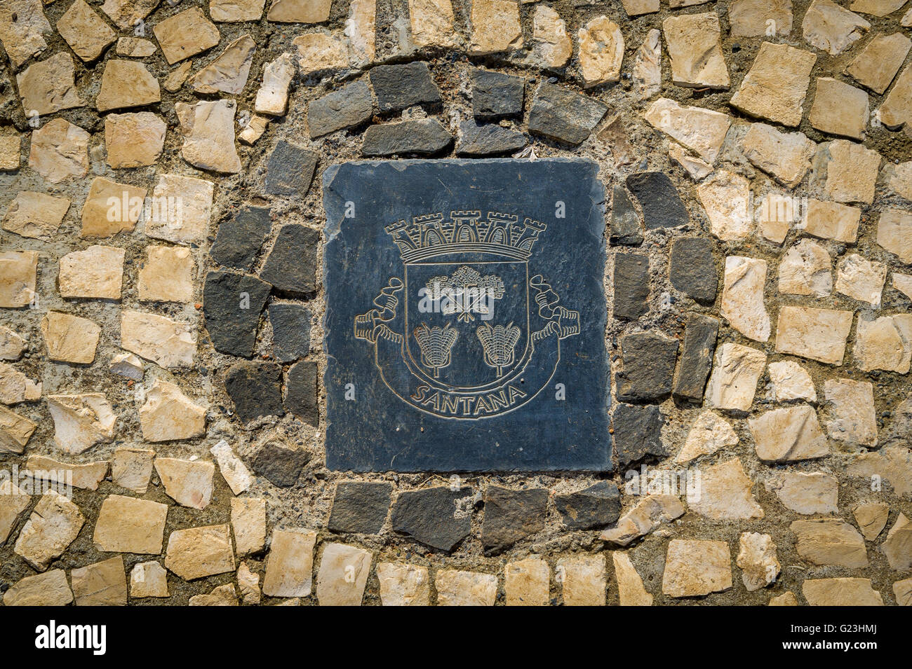 Santana Bezirk Emblem auf dem Steinpflaster. Die Insel Madeira Stockfoto