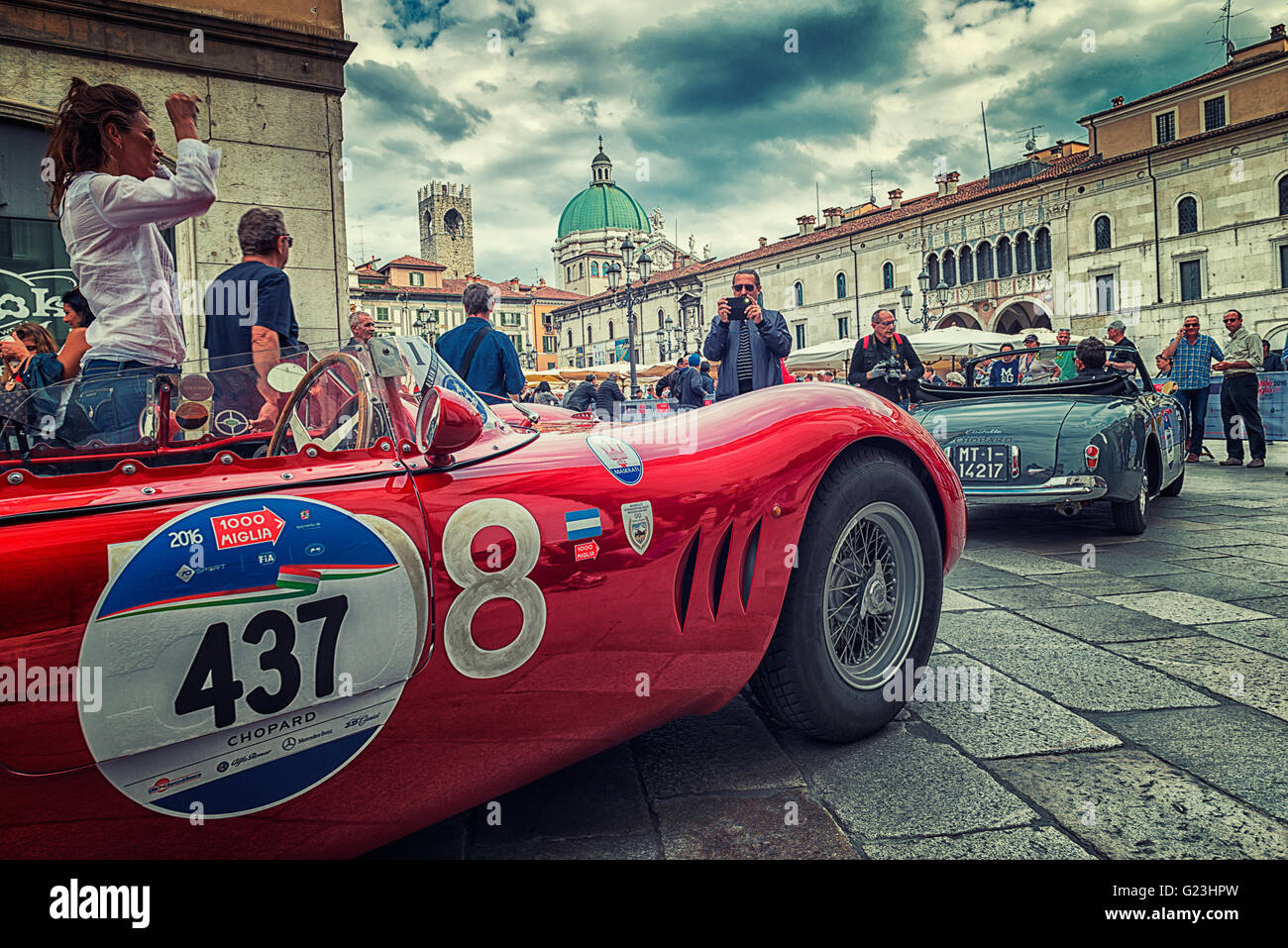 Oldtimer vor dem Start der historischen Rennens auf der Piazza Loggia Brescia Stockfoto