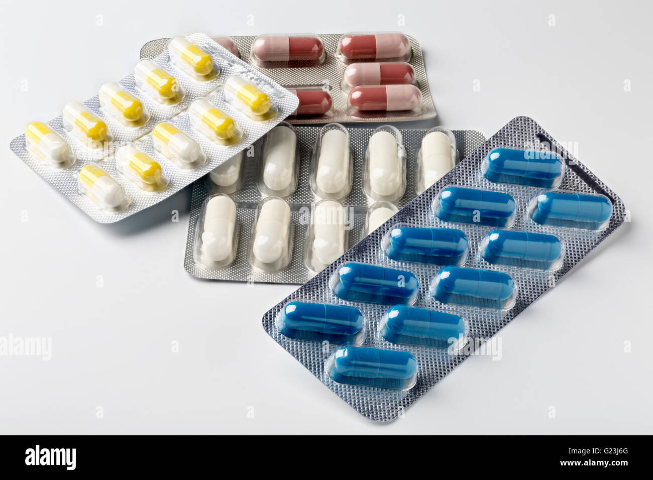 Pille-Blisterpackung mit bunten Kapseln und Pillen auf weißem Hintergrund Stockfoto