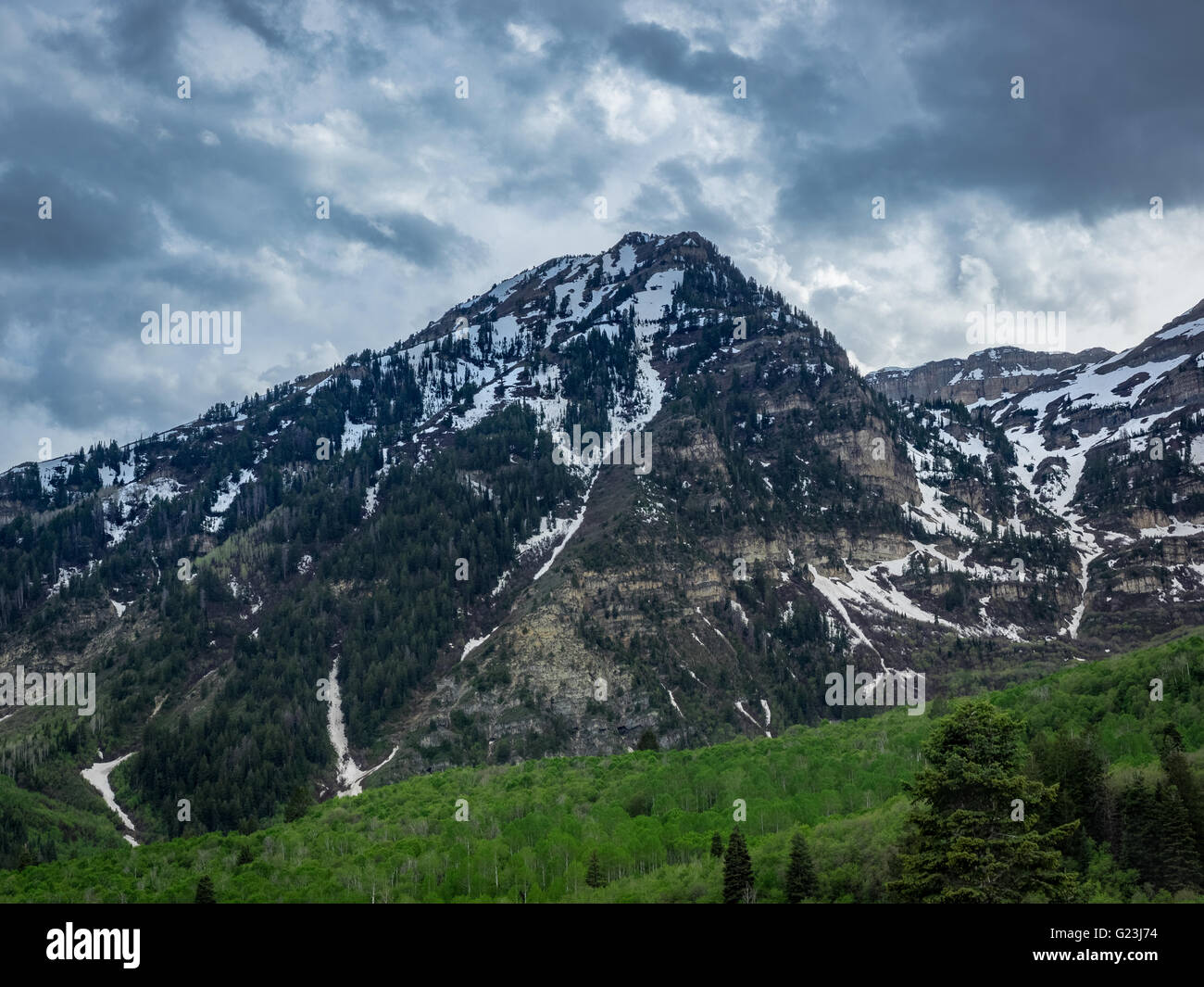 Regenwolken über das Wasatch-Gebirge. Stockfoto