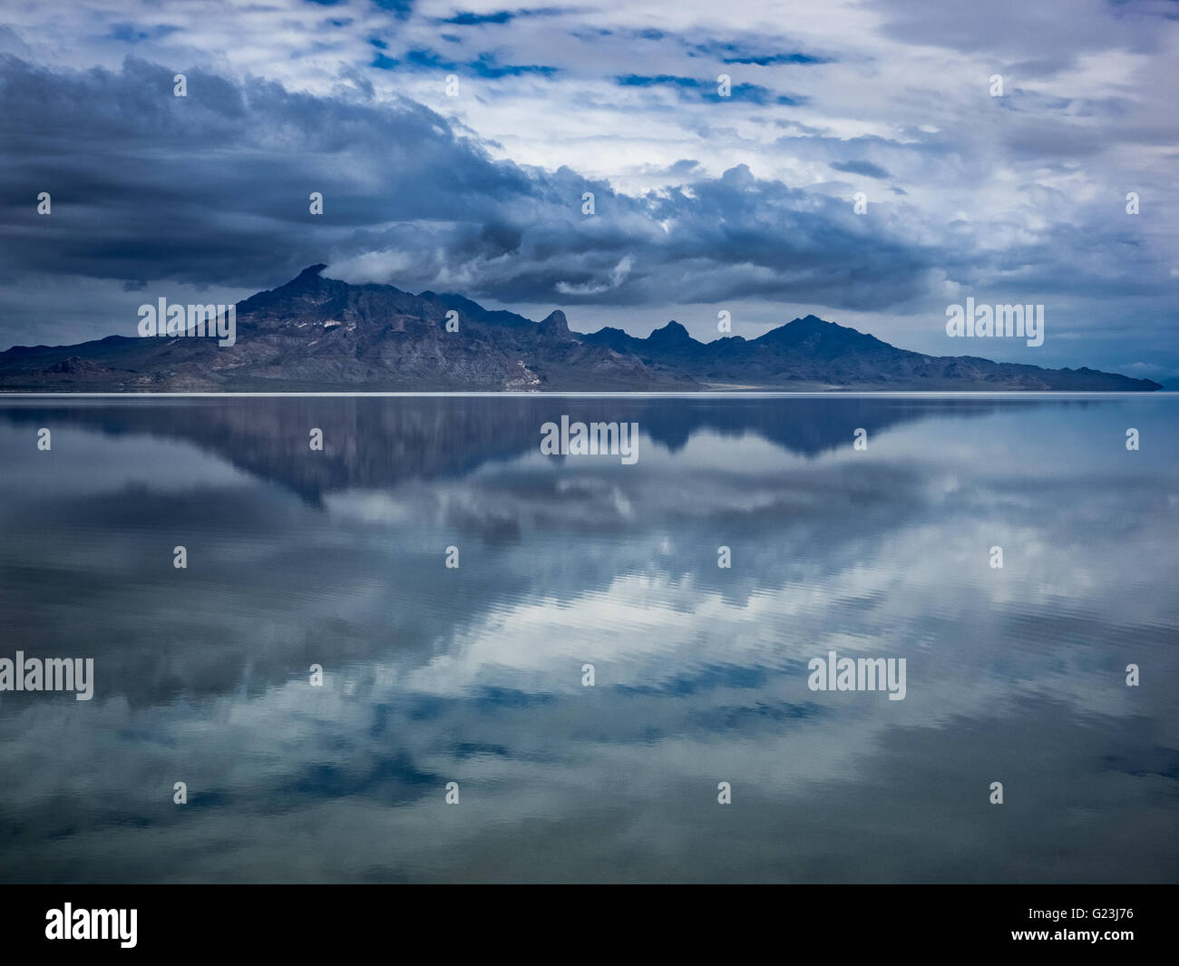 Reflexionen der trübe schüchtern auf dem Bonneville Speedway eine Fläche von den Bonneville Salt Flats in der Nähe von Wendover, Utah. Stockfoto