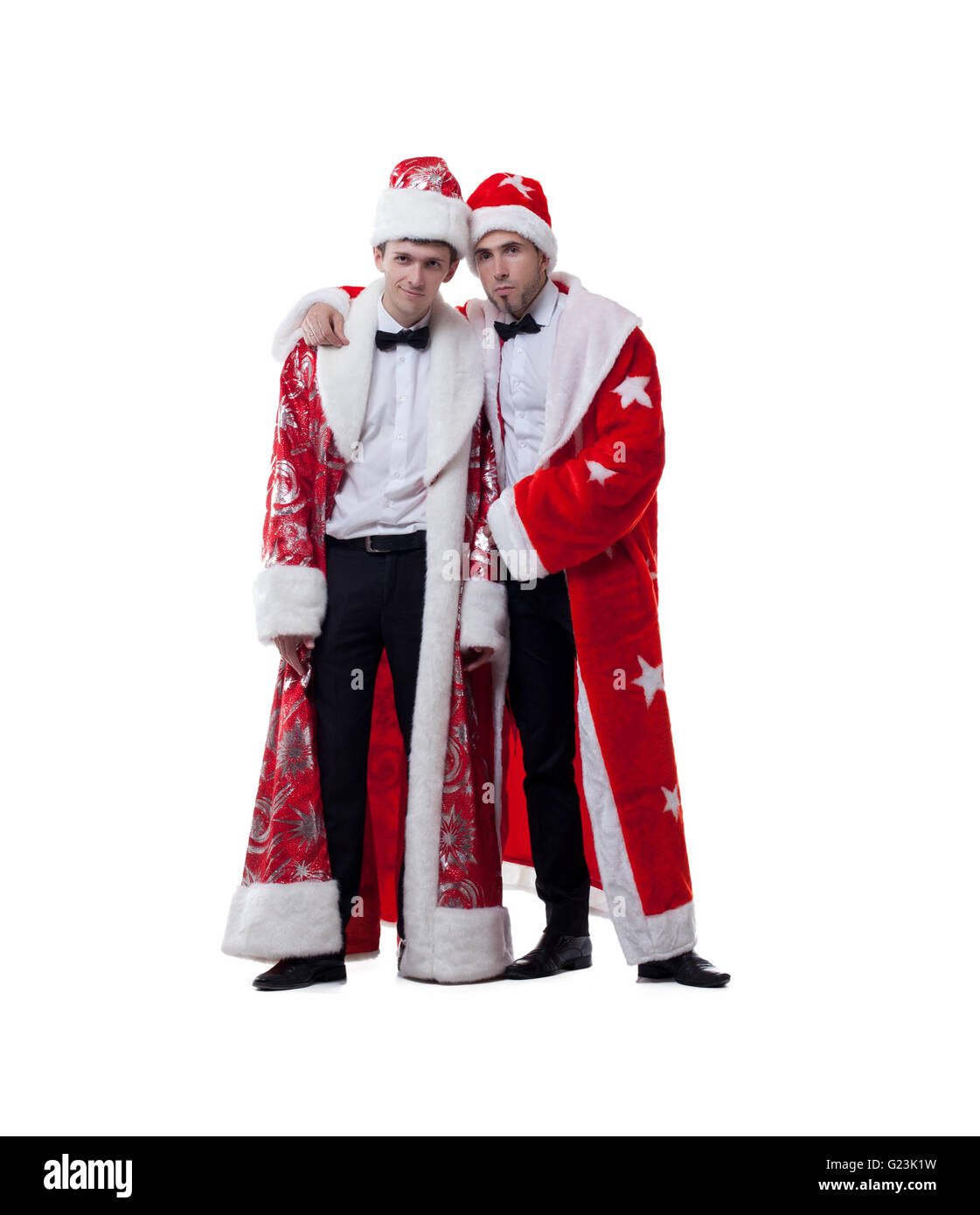 Lustige Freunde posieren in Schichten von Santa Claus Stockfoto