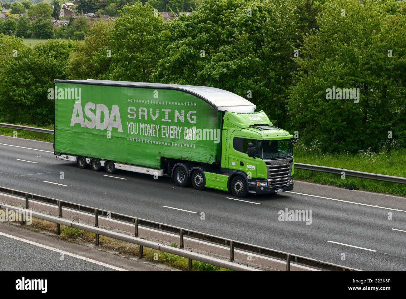 ASDA HGV Reisen auf der Autobahn M56 in Cheshire UK Stockfoto