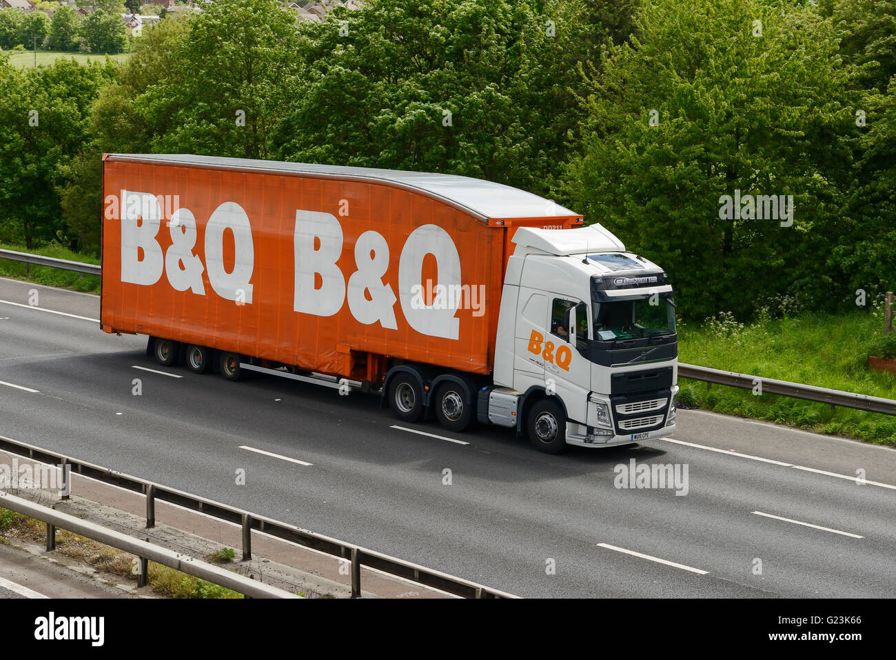 B & Q HGV Reisen auf der Autobahn M56 in Cheshire UK Stockfoto