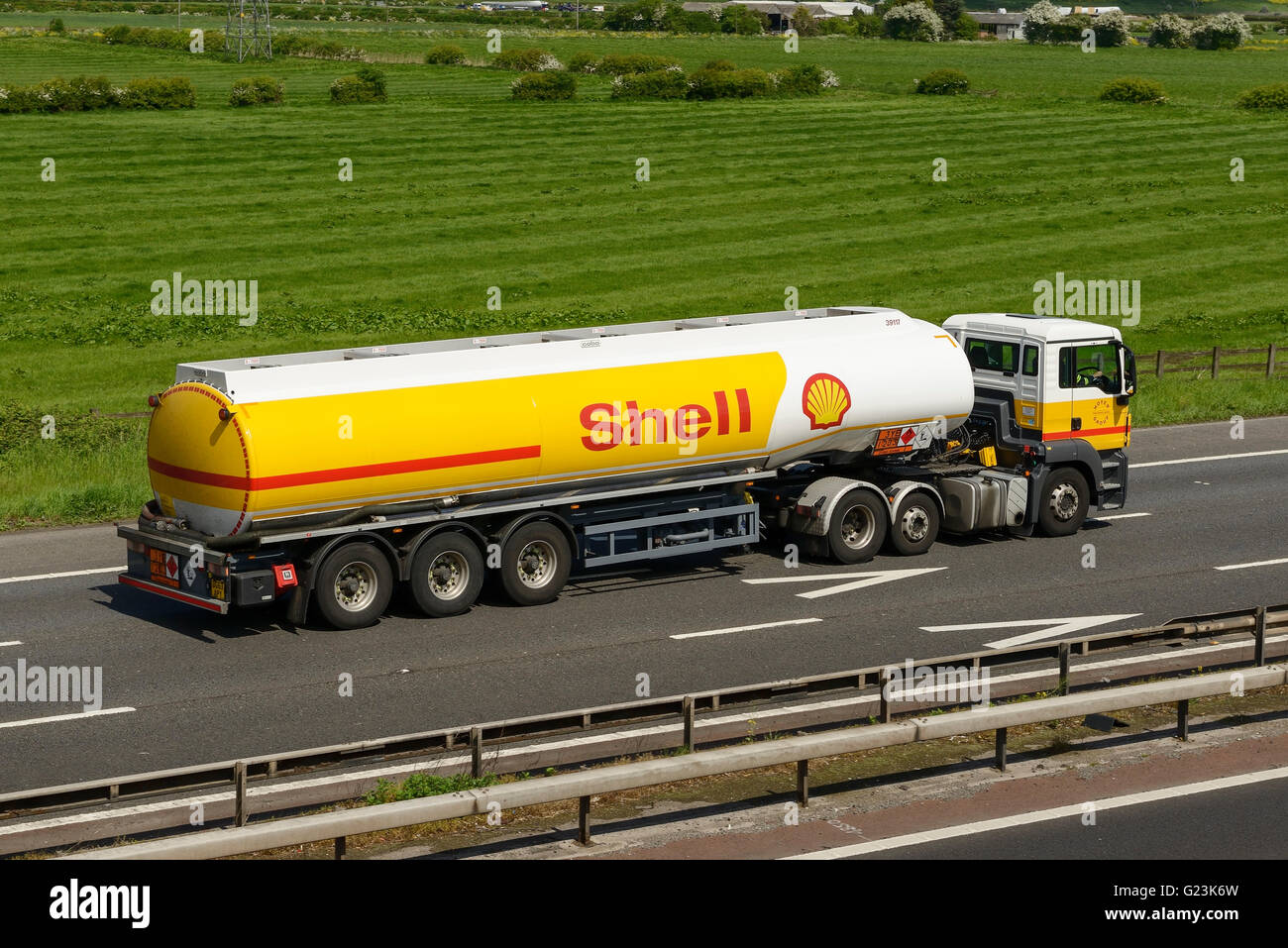 Shell Fuel Tanker Lkw unterwegs auf der Autobahn M56 in Cheshire UK Stockfoto