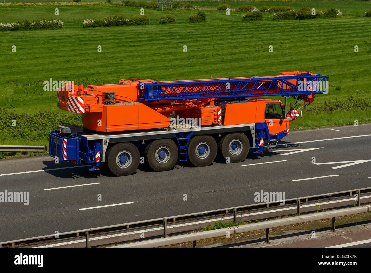 Mobiler Kran unterwegs auf der Autobahn M56 in Cheshire UK Stockfoto