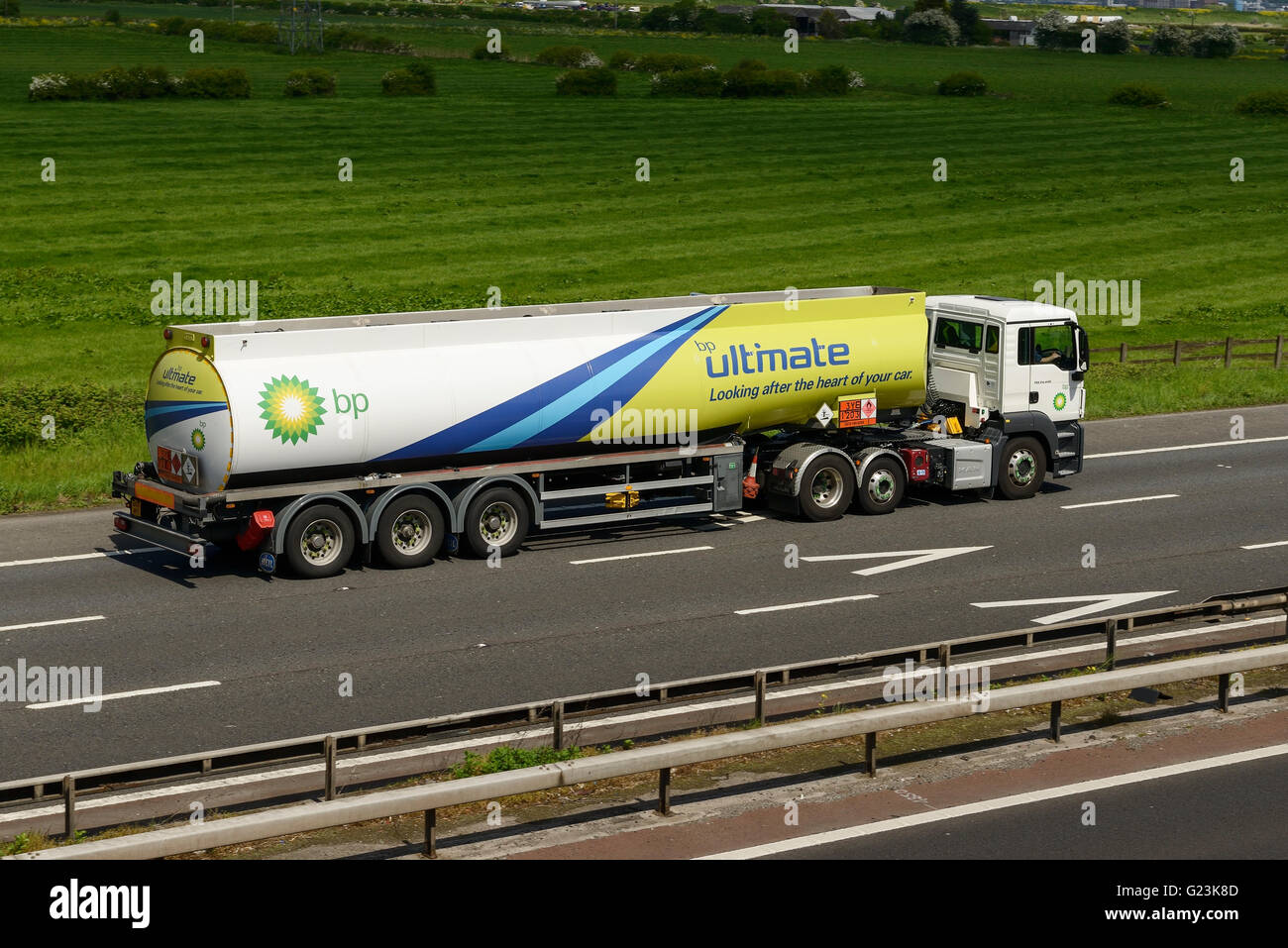 BP Fuel Tanker Lkw unterwegs auf der Autobahn M56 in Cheshire UK Stockfoto