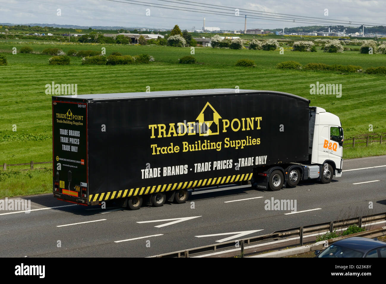 B & Q Tradepoint HGV Reisen auf der Autobahn M56 in Cheshire UK Stockfoto