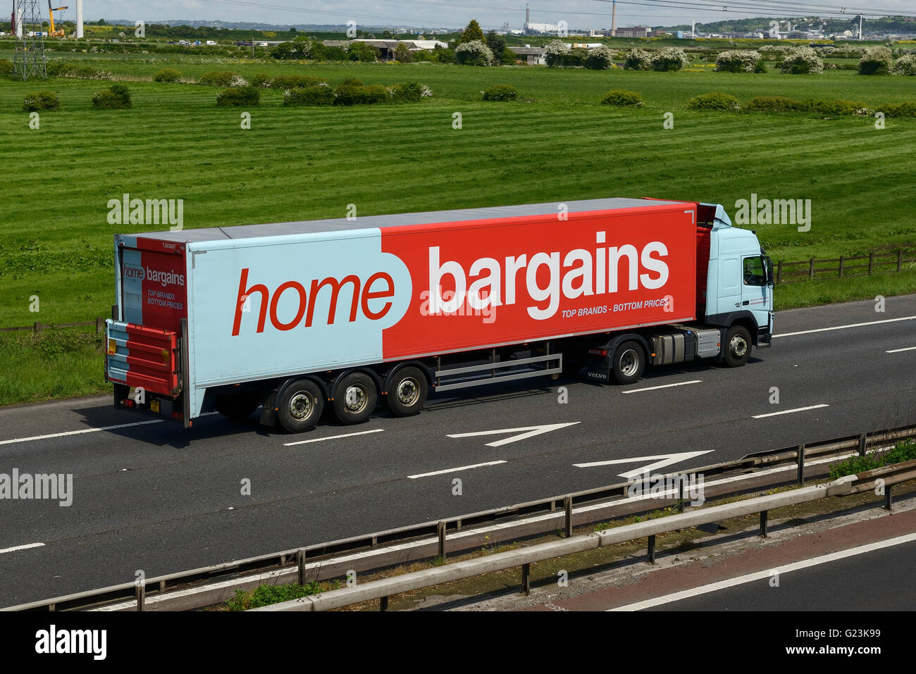 Home Schnäppchen Lkw unterwegs auf der Autobahn M56 in Cheshire UK Stockfoto