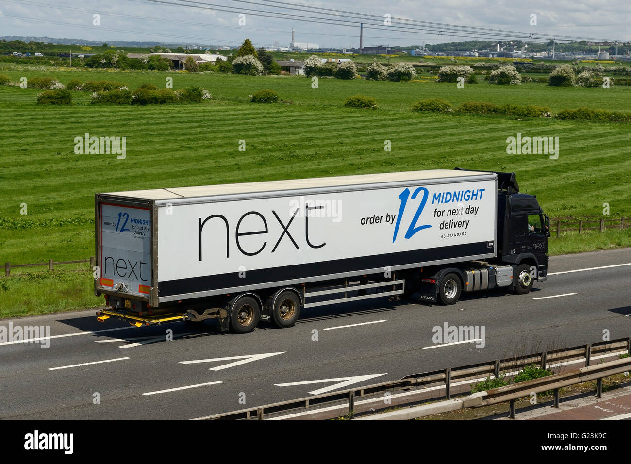 NÄCHSTEN Lkw unterwegs auf der Autobahn M56 in Cheshire UK Stockfoto