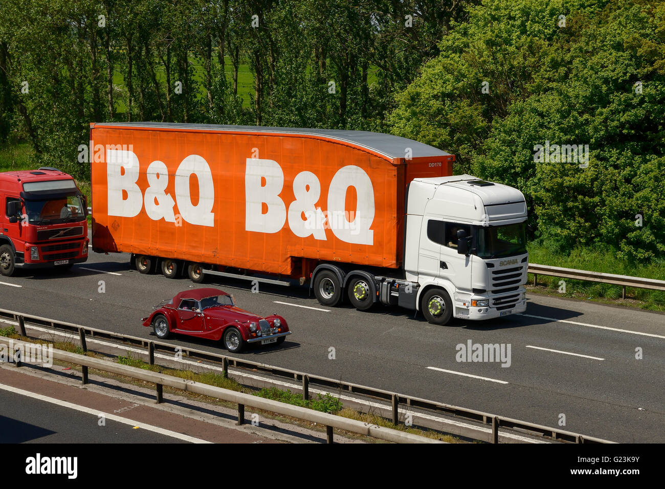 B & Q HGV Reisen auf der Autobahn M56 in Cheshire UK Stockfoto
