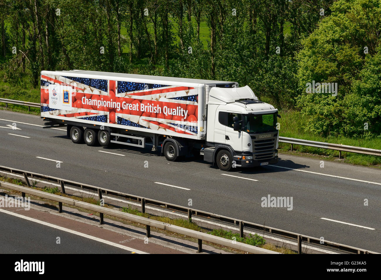 ALDI HGV Reisen auf der Autobahn M56 in Cheshire UK Stockfoto