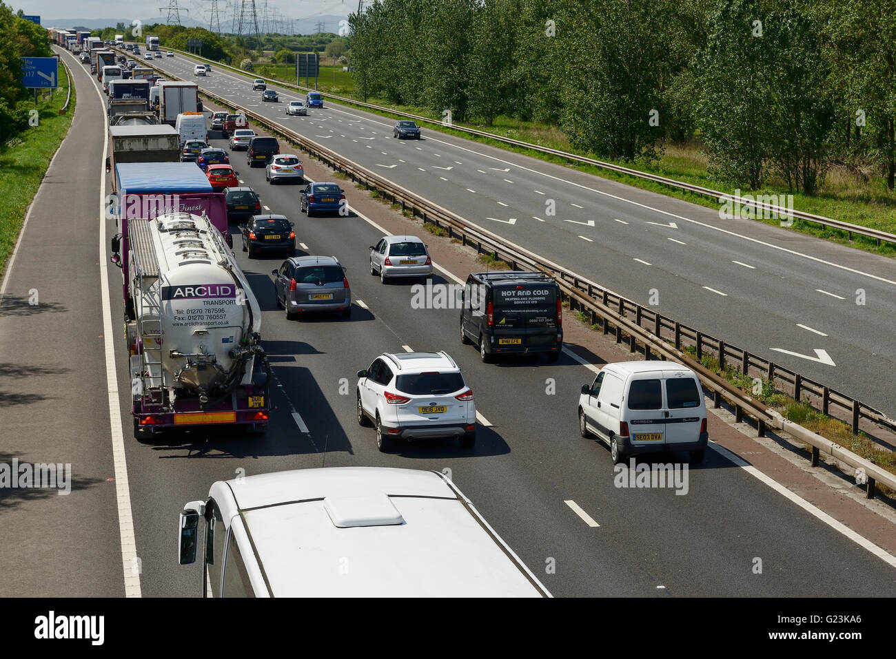 Verkehr auf der Autobahn M56 in Cheshire UK Stockfoto
