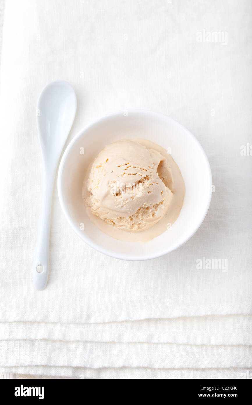 Eis mit Earl Grey-Tee-Geschmack in Schüssel weiß Stockfoto