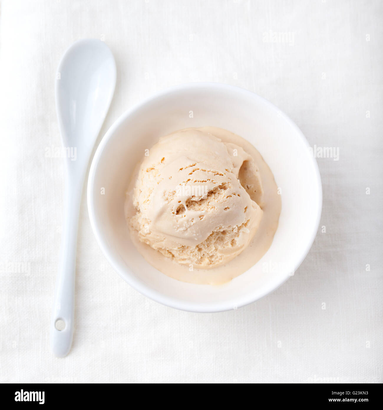 Eis mit Earl Grey-Tee-Geschmack in weiße Keramikschale Stockfoto