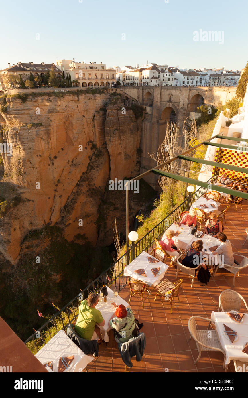 Menschen Essen im Restaurante Duquesa de Parcent, mit Blick auf die Ponte Nuevo, Ronda, Andalusien Spanien Stockfoto