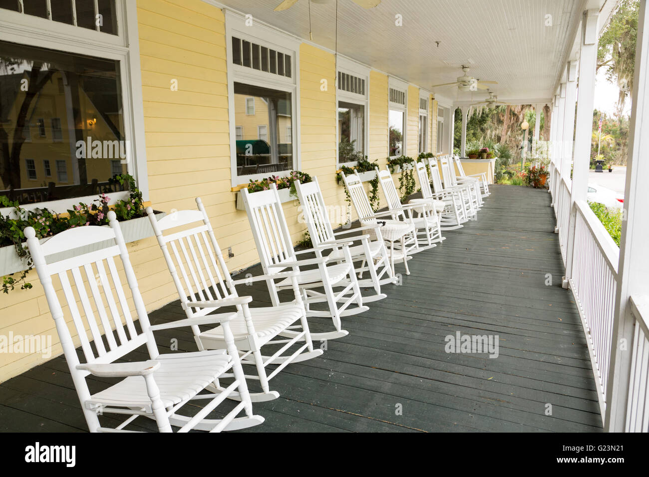 Schaukelstühle säumen die Veranda des historischen Lakeside Inn in Mount Dora, Florida. Das Lakeside Inn ist das älteste kontinuierlich arbeitende Hotel im Bundesstaat Florida. Stockfoto