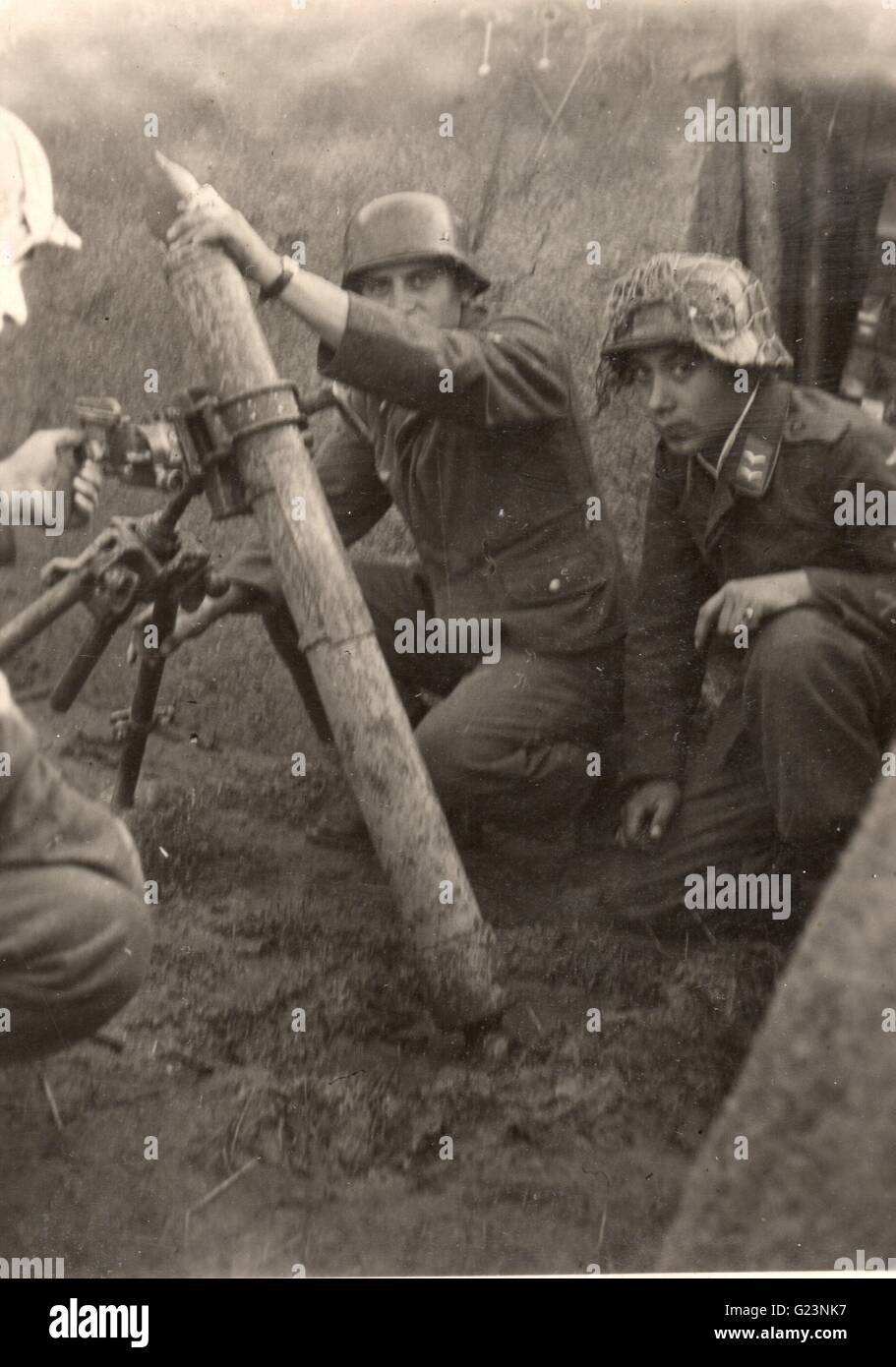 Deutsch Airborne Field Division Truppen feuern einen Mörser in der Normandie Frankreich 1944 Stockfoto