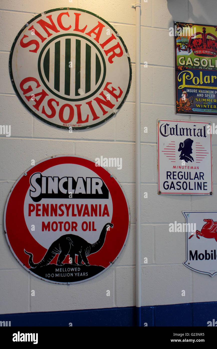 Benzin und Motor Öl Werbung Schilder auf eine Garagenwand im Heritage Park, Alberta, Kanada Stockfoto