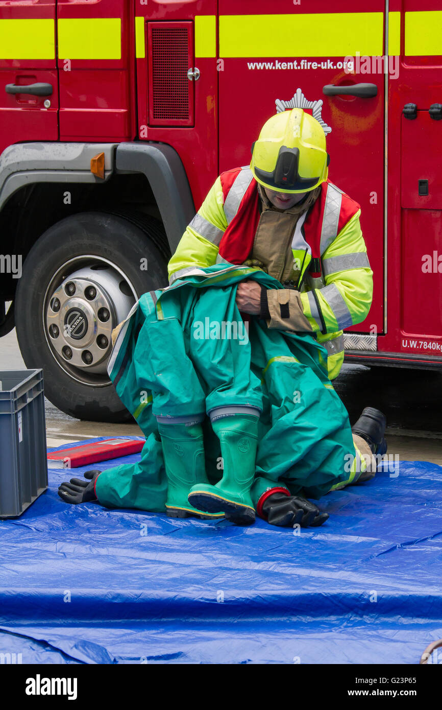 Feuerwehrmann bereitet ein Gas engen Anzug während einer chemischen Vorfall  Übung in Kent Stockfotografie - Alamy