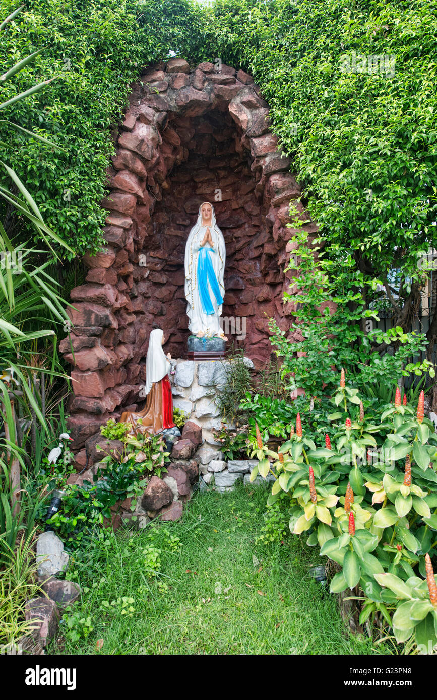 Statuen am He portugiesische Kirche Santa Cruz (Kudi Jin) in Bangkok, Thailand Stockfoto