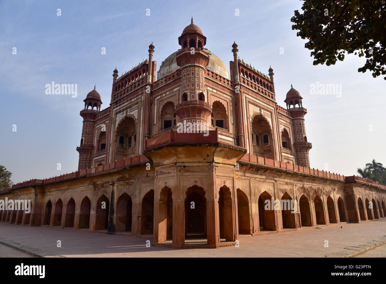 Safdarjung Grab ist ein Sandstein und Marmor-Mausoleum in Neu-Delhi, Indien. Es wurde von Nawab Shuja-Ud-Daulah gebaut. Stockfoto