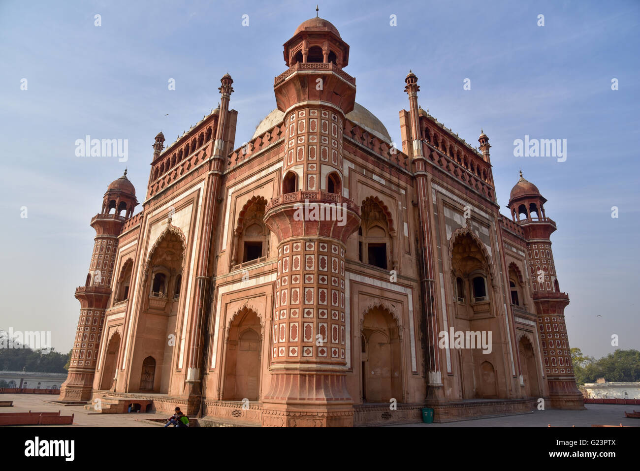 Safdarjung Grab ist ein Sandstein und Marmor-Mausoleum in Neu-Delhi, Indien. Es wurde im Jahre 1754 von Nawab Shuja-Ud-Daulah gebaut. Stockfoto