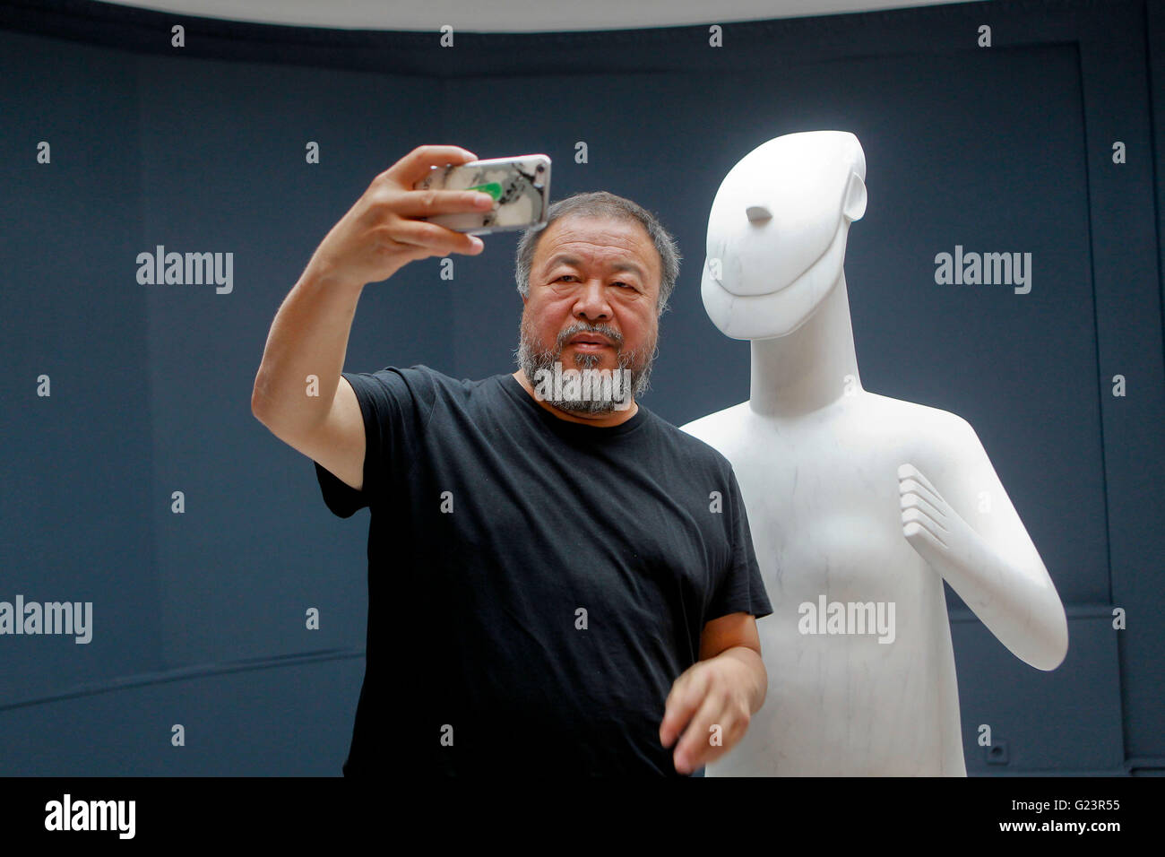 Chinesische Künstler und Aktivist AI WEIWEI gibt eine Pressekonferenz während seiner Exchibition im Museum für kykladische Kunst. Das Museum Cycl Stockfoto