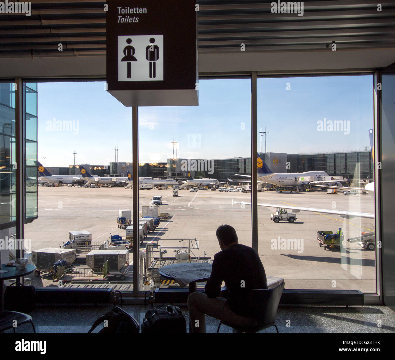Flugverspätungen. Für Geschäftsreisende warten an Bord am Flughafen Frankfurt am Main, Deutschland.  Flughafen Frankfurt Am Main. Stockfoto