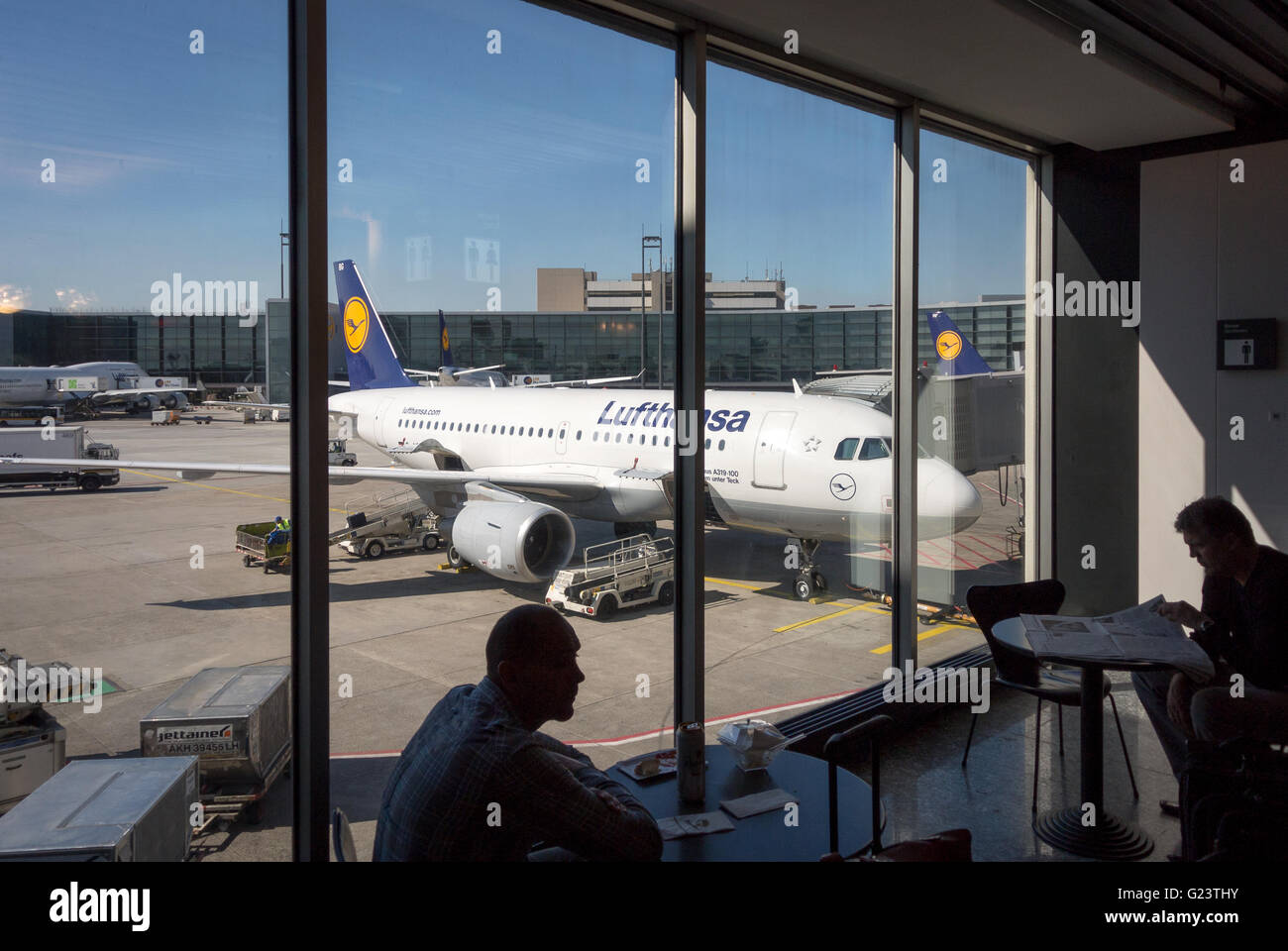 Flugverspätungen. Für Geschäftsreisende warten an Bord am Flughafen Frankfurt am Main, Deutschland.  Flughafen Frankfurt Am Main. Stockfoto