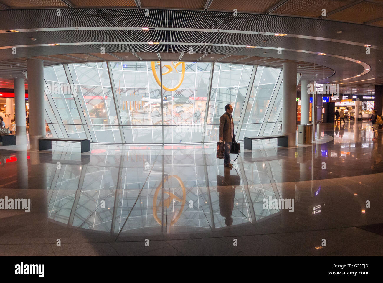 Passagiere, die ihren Weg zum Abflug-Gate am Flughafen Frankfurt am Main, Deutschland zu übertragen.  Flughafen Frankfurt Am Main. Stockfoto