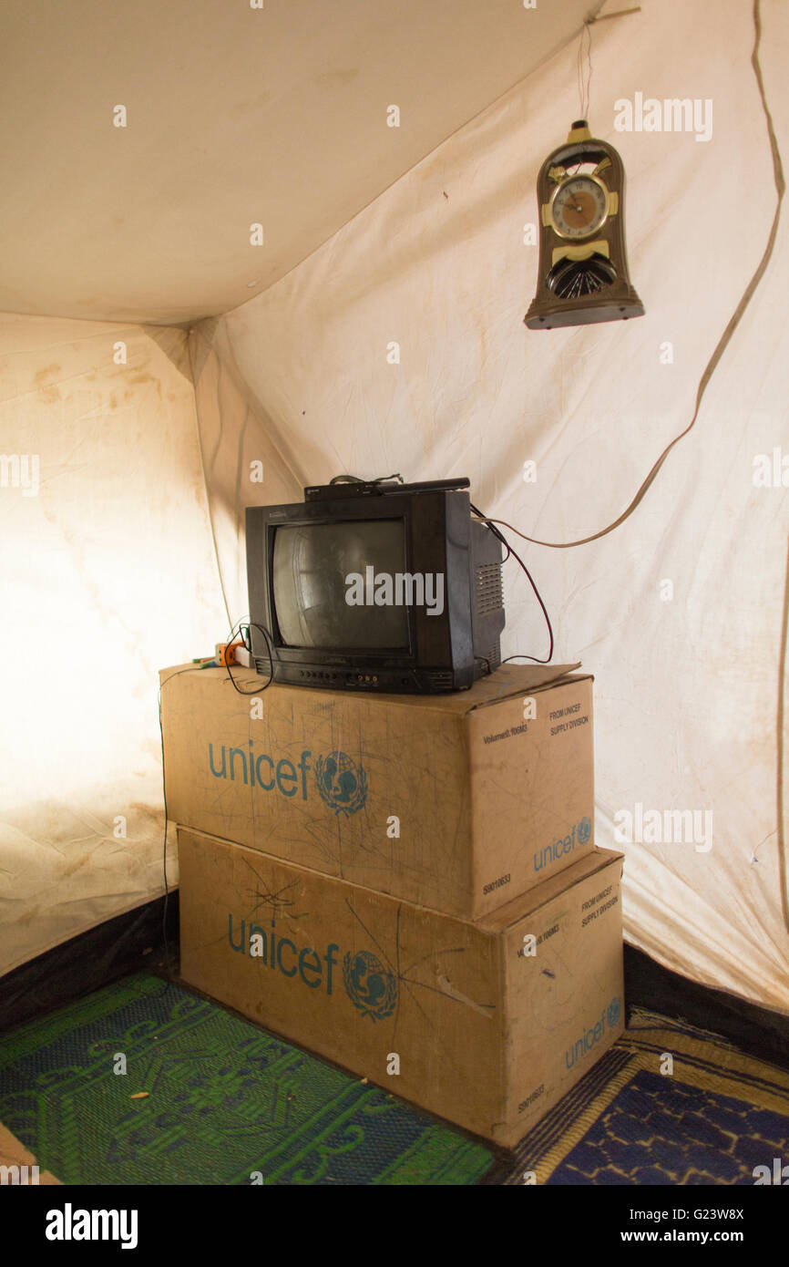 Innenraum eines Zeltes in Alwan Flüchtlingslager, Nordirak, wo 8000 irakische Menschen Zuflucht gefunden haben. Stockfoto