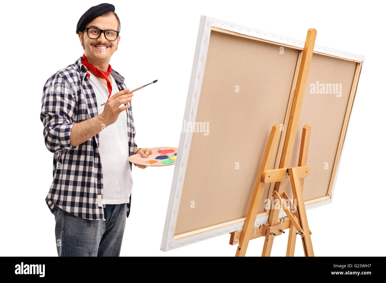 Begeistert junge Maler auf einer Leinwand zeichnen und schaut in die Kamera, die isoliert auf weißem Hintergrund Stockfoto