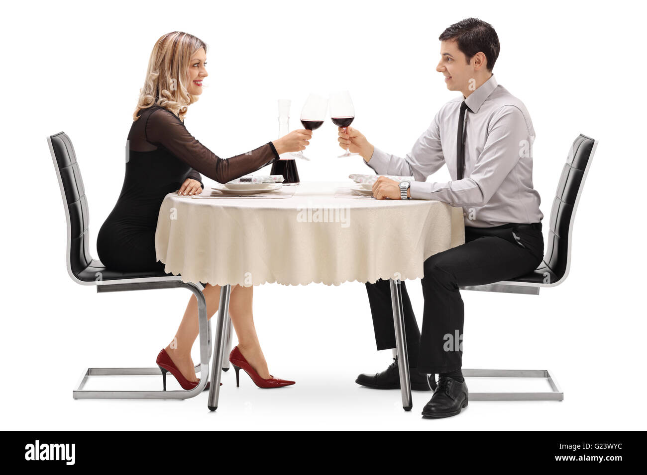 Junger Mann und Frau trinken Rotwein auf ein romantisches Date isoliert auf weißem Hintergrund Stockfoto