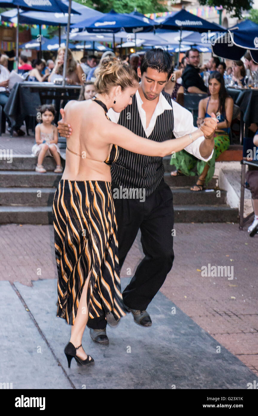 Tango-Tanzpaar, Antik Markt, Plaza Dorrego, San Telmo, Buenos Aires, Argentinien Stockfoto