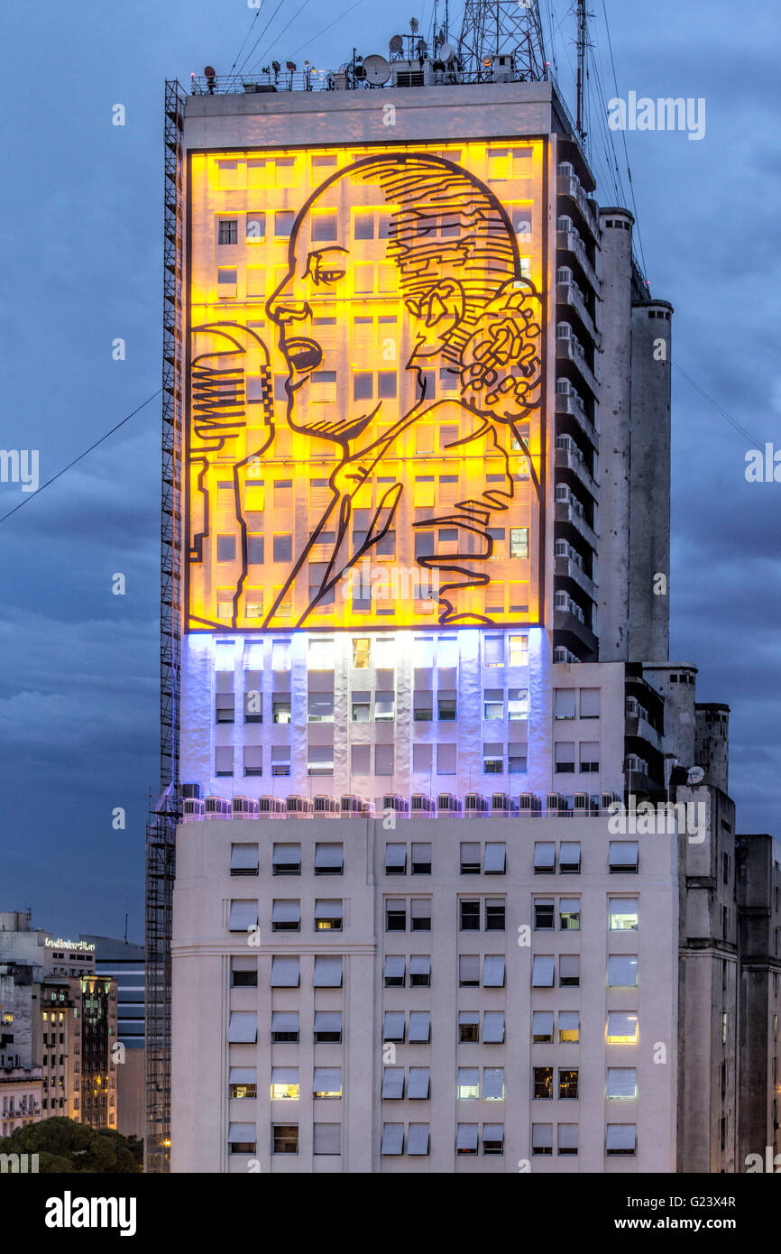 Evita Perón an der Fassade des Ministeriums für öffentliche Arbeiten, Avenida 9 de Julio in der Nacht, Buenos Aires, Argentinien Stockfoto